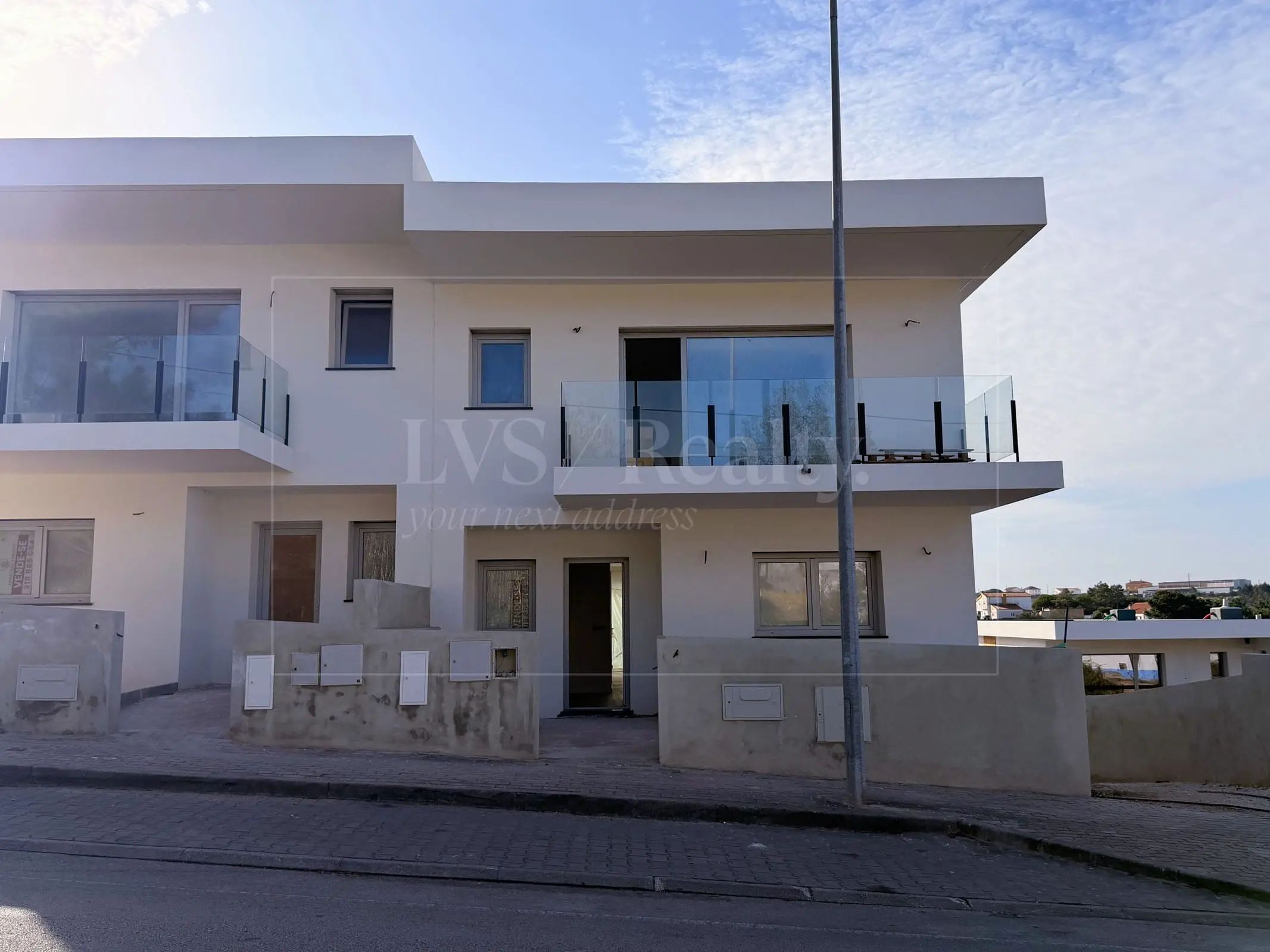 Moradia T3 geminada modernas na Ericeira – Lote 5, arquitetura contemporânea com acabamentos de qualidade