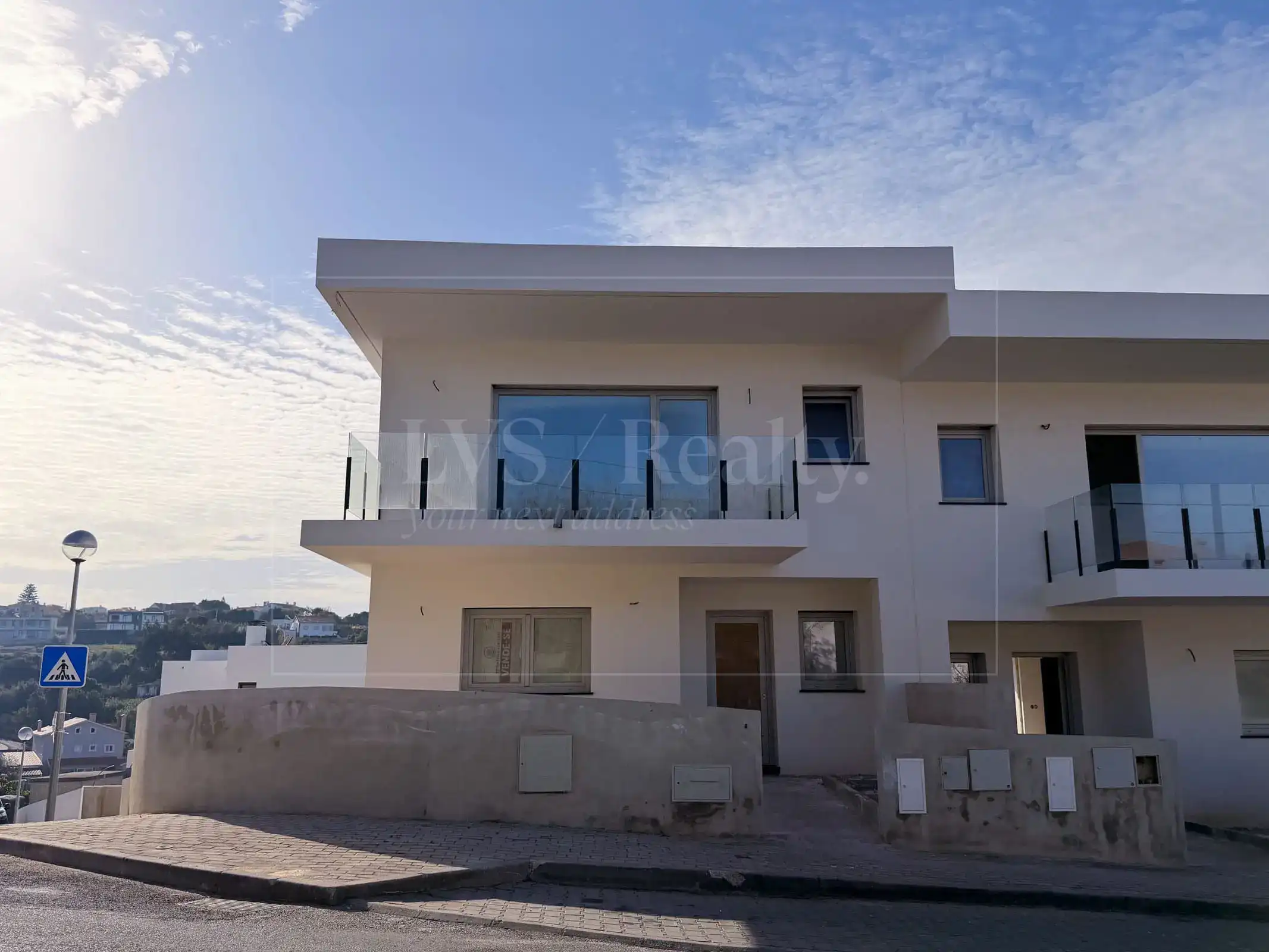 Fachada da moradia geminada T3 de arquitetura moderna na Ericeira, com design contemporâneo e acabamentos premium.