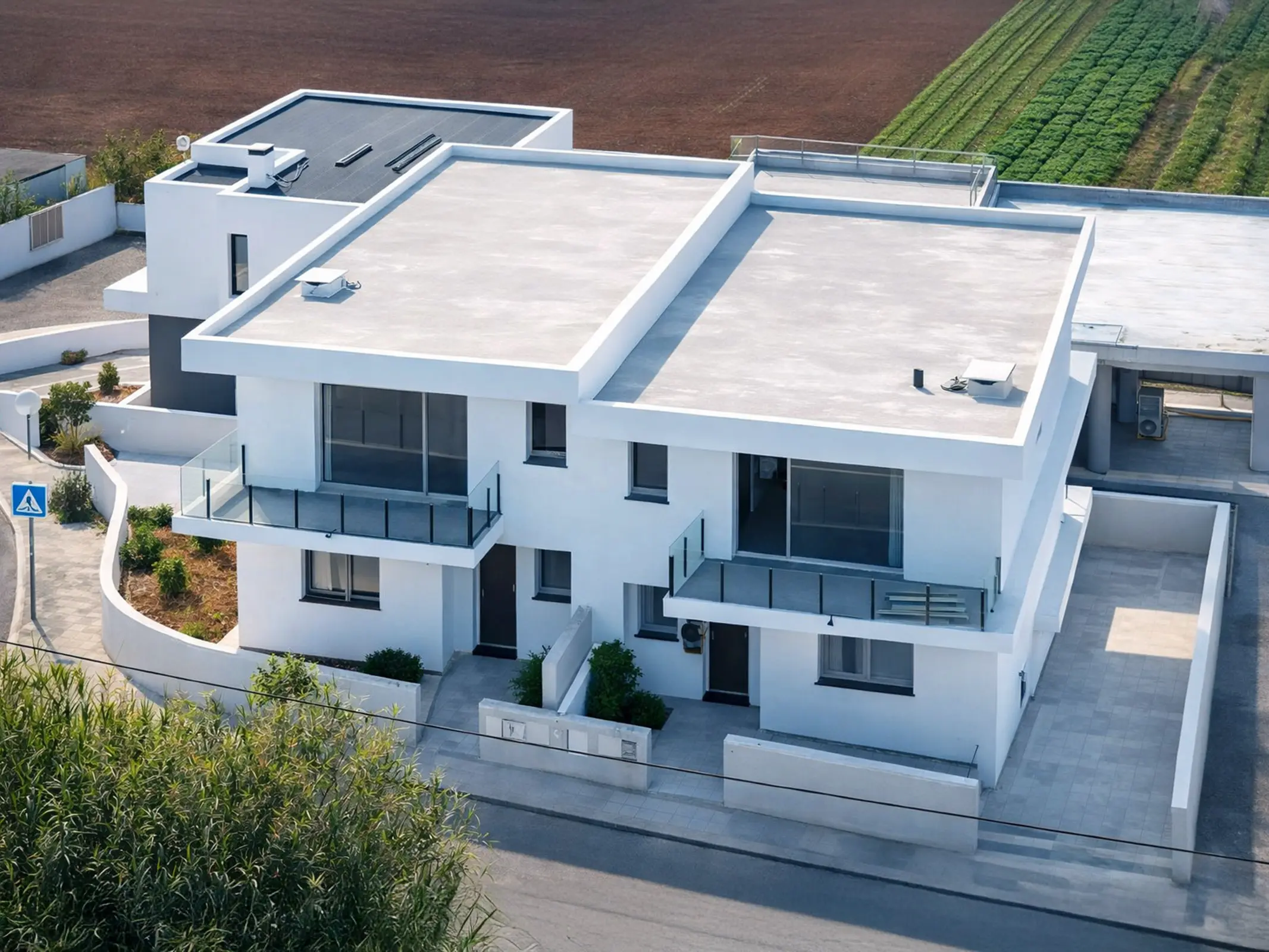 Fachada da moradia geminada T3 de arquitetura moderna na Ericeira, com design contemporâneo e acabamentos premium.