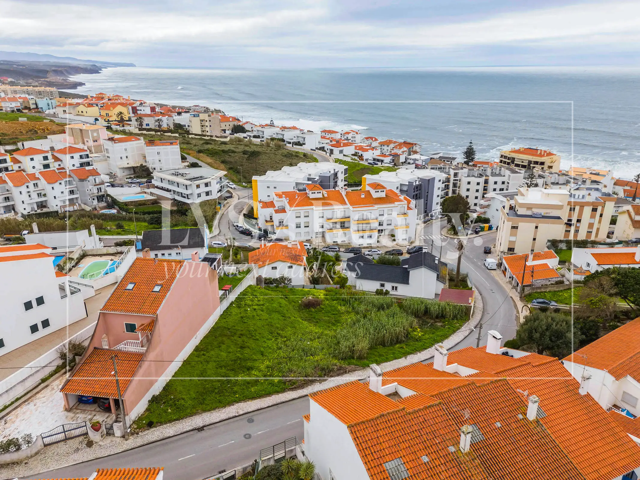 Lote urbano na Ericeira com viabilidade para moradia bifamiliar a 4 minutos das praias.