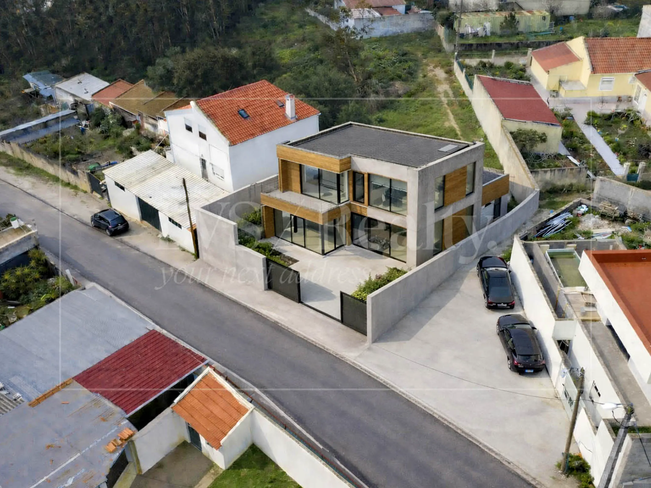 Terreno em Sintra com possibilidade de construção até 180 m², inserido em zona urbana em consolidação.