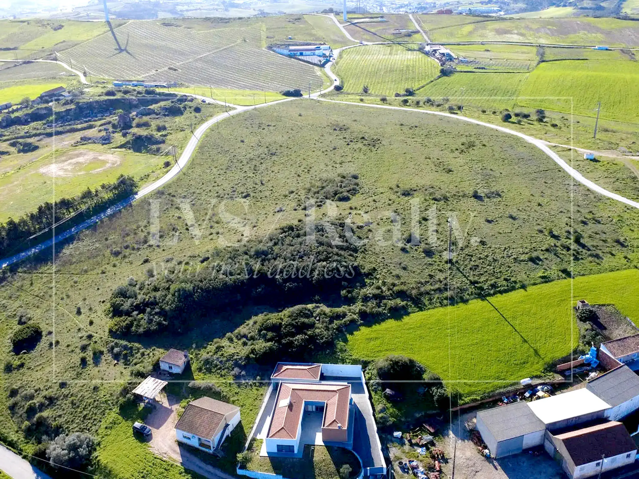 Vista aérea do terreno com loteamento aprovado em Torres Vedras para empreendimento residencial.